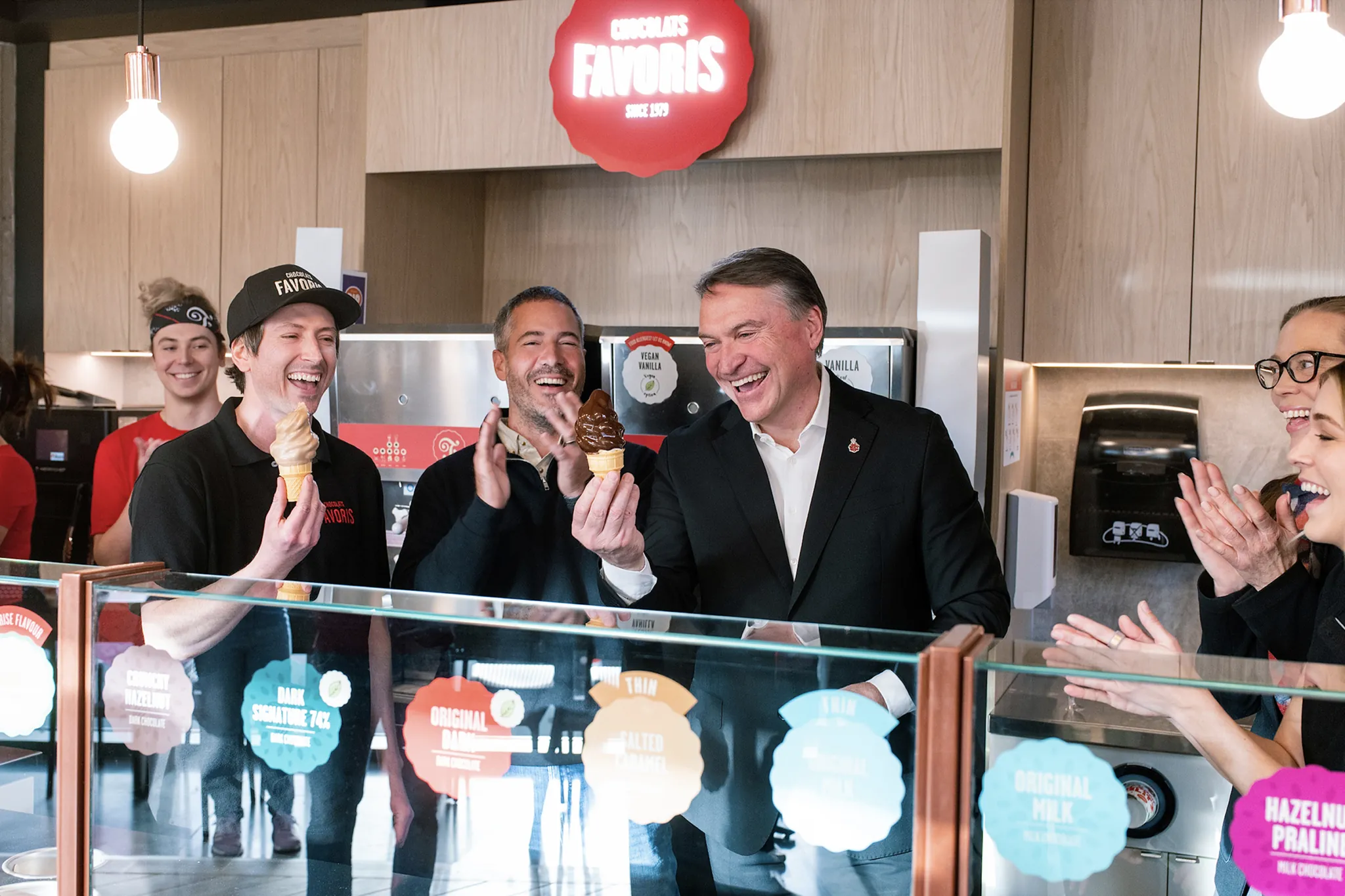 Le Maire de Kelowna, Tom Dyas inaugure la chocolaterie.